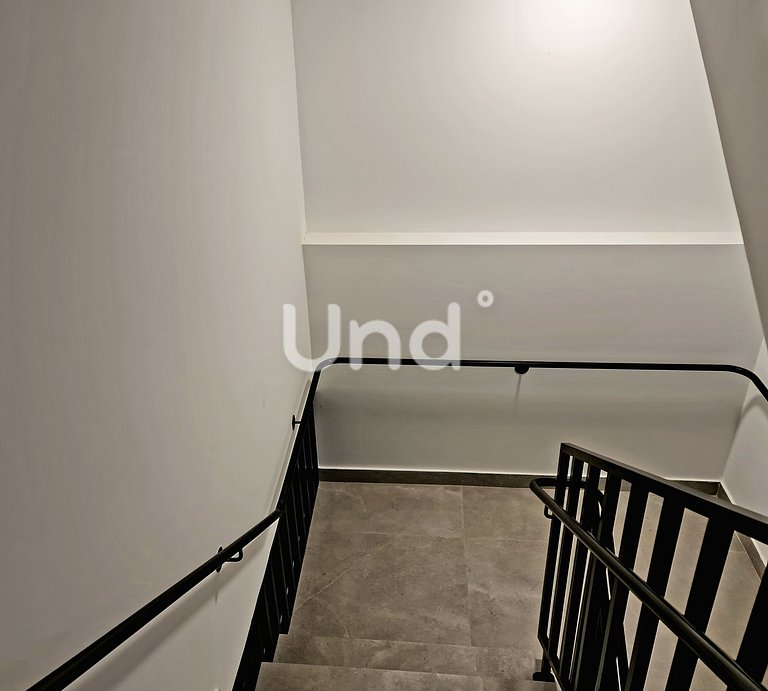 Apt 05 Loft Master Seasons BC