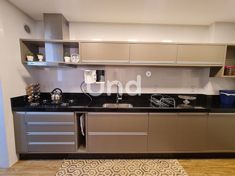 Apartamento de 3 Suites, Parrilla y 2 Cocheras | Meia Praia