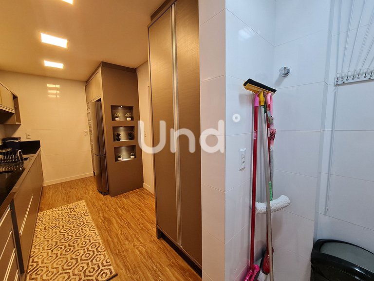 Apartamento de 3 Suites, Parrilla y 2 Cocheras | Meia Praia